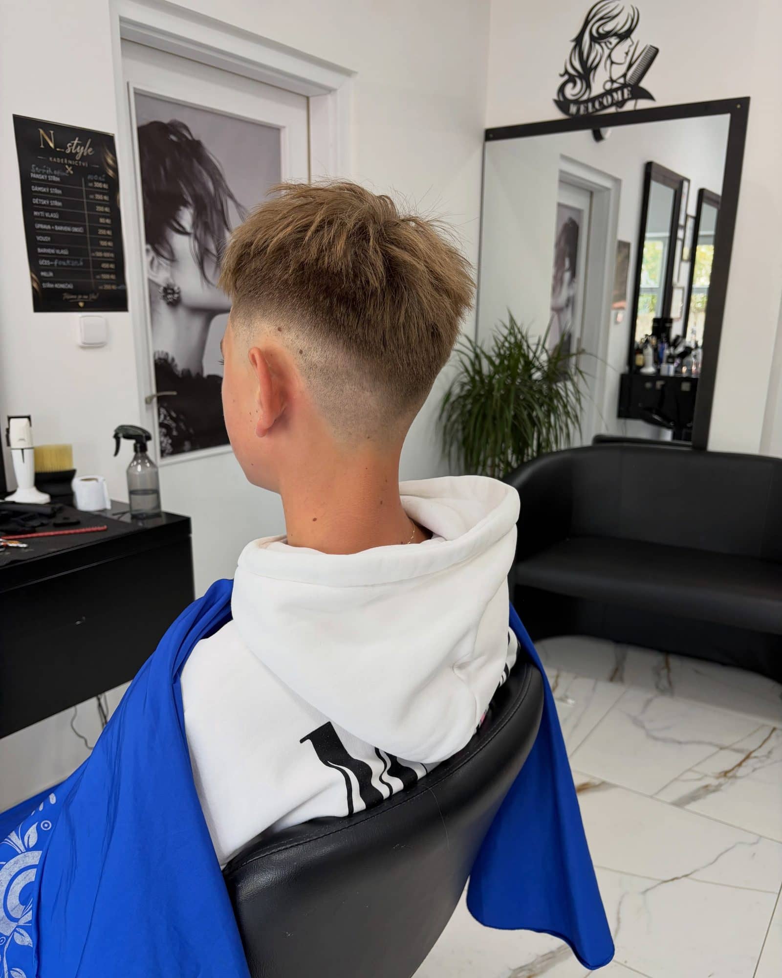 Blond texturovaný střih s přechodem, zezadu