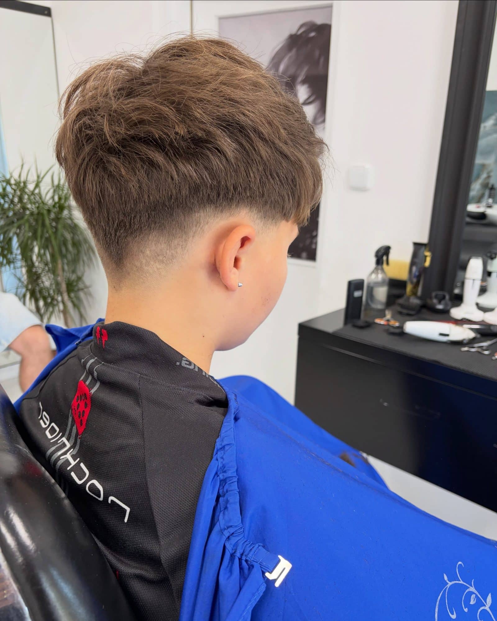 Texturovaný pánský střih s vyholeným spodkem, zezadu